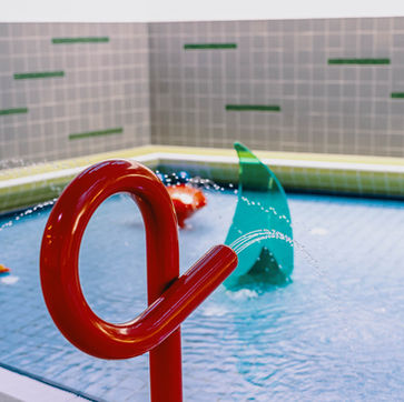 Bild des Babybeckens mit einem Wasserspielzeug im Vordergrund