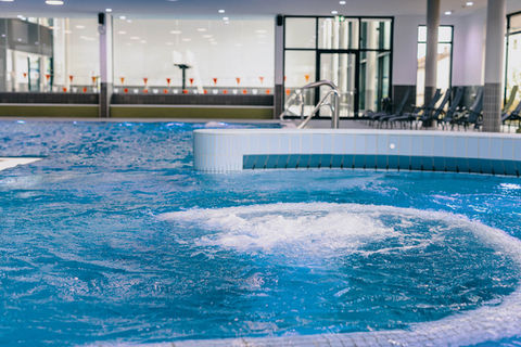 Bild des eingeschalteten Whirlpools ohne Badegäste.