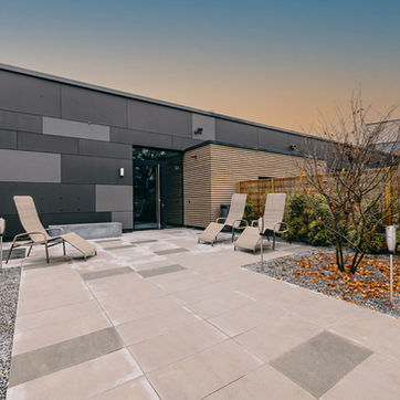 Bild vom Saunagarten mit Liegeflächen