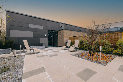 Bild vom Saunagarten mit Liegeflächen