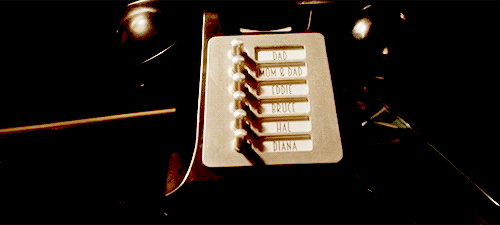 The Flash 2x13 Welcome to Earth-2 - Phone, telefono, Justice League, Liga de la Justicia, easter egg