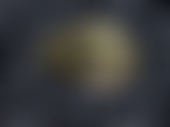 uma moeda de bitcoin levemente enterrada ao meio de fragmentos