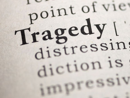 Imagem de uma página de dicionário com a palavra tragédia em inglês: tragedy