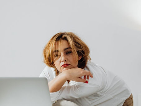 Solidão na era das redes sociais: por que nos sentimos tão sozinhos mesmo conectados