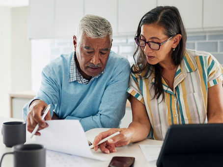 Imagem de um casal com indícios de estresse por questões financeiras