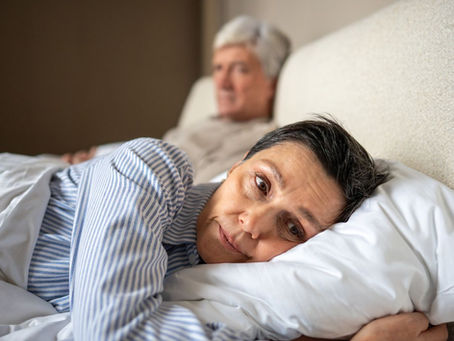 Imagem de um casal em que a esposa sofre de solidão mesmo dentro do relacionamento