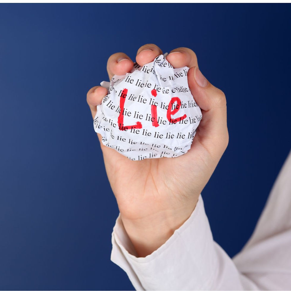 Mitomania. Pessoa segurando um papel embrulhado com o nome "lie", que significa "mentira" em inglês.