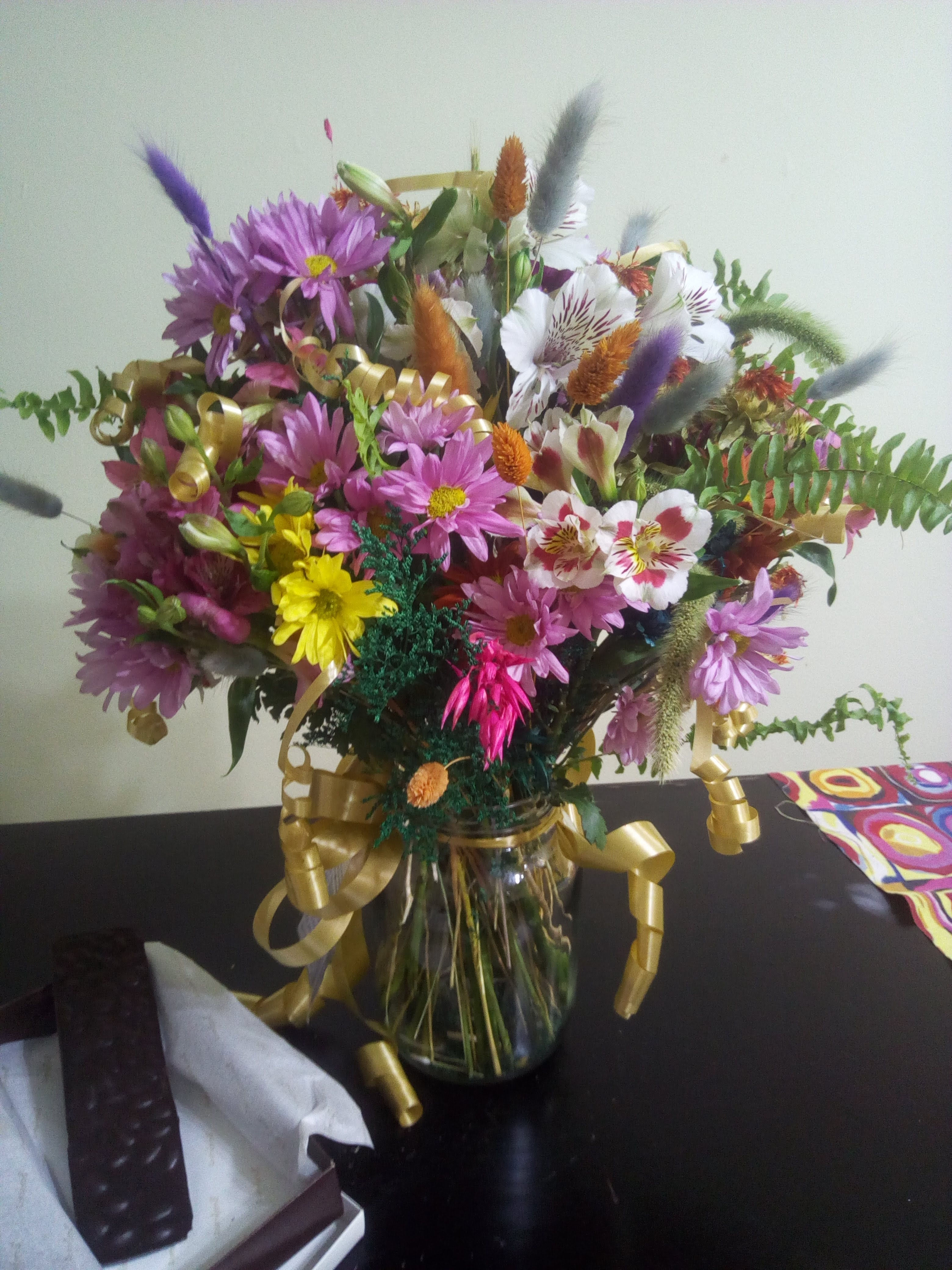 Arreglo floral con barra de cacao.