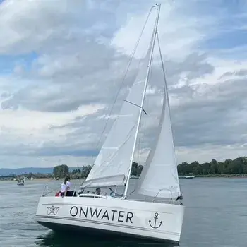Mit dem Wind die Wellen meistern: Wir vermitteln dir die wichtigsten Skills, damit du mit dem Segelboot auf große Fahrt gehen kannst.