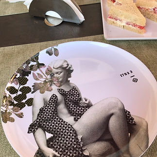 Piatto di ceramica vintage durante uno dei pranzi delle finaliste