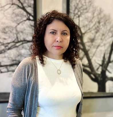 Foto da Suzi, fundadora da Vô cuidar, com semblante tranquilo e roupas brancas.