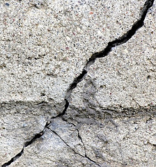Crack-in-the-basement-wall--e1695938161130.jpg
