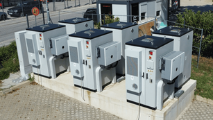 Se hranilnik energije splača? Primerjali smo prihodek 3 sončnih elektrarn v 2026