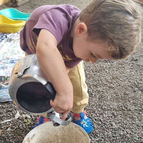 Criança brincando com agua