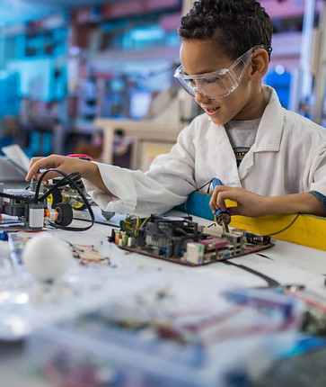 Criança em aula de eletrônica