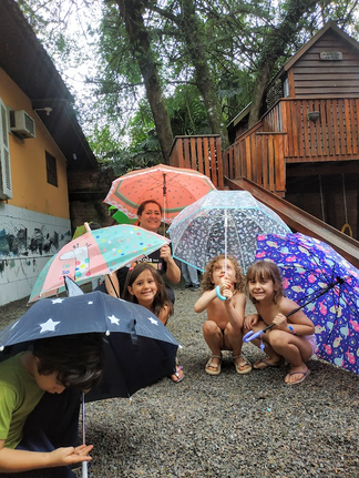 Crianças brincando na chuva