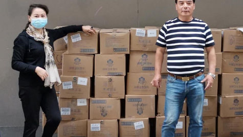 顶着感染病毒的风险,他们奔波在派送健康包的路上