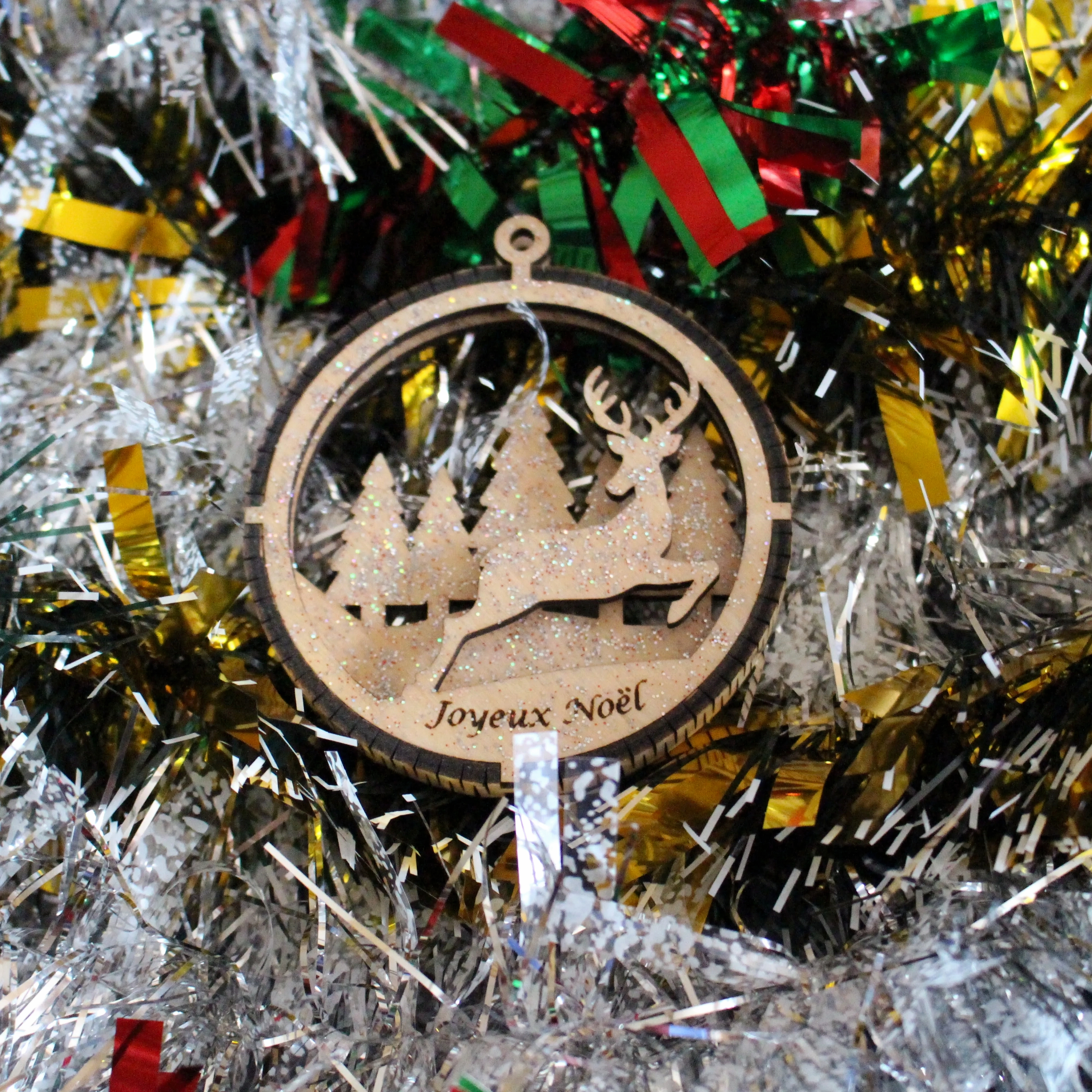 Boule de noël cerf qui court ronde en bois 3D