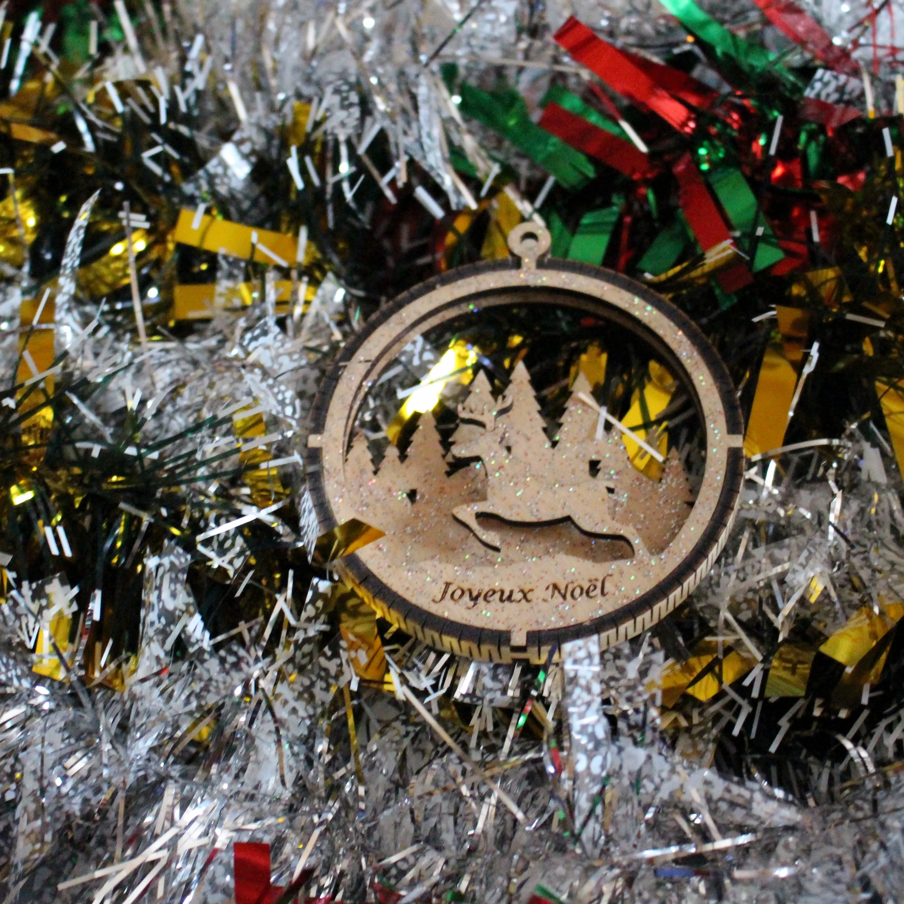 Boule de noël renne qui court ronde en bois 3D