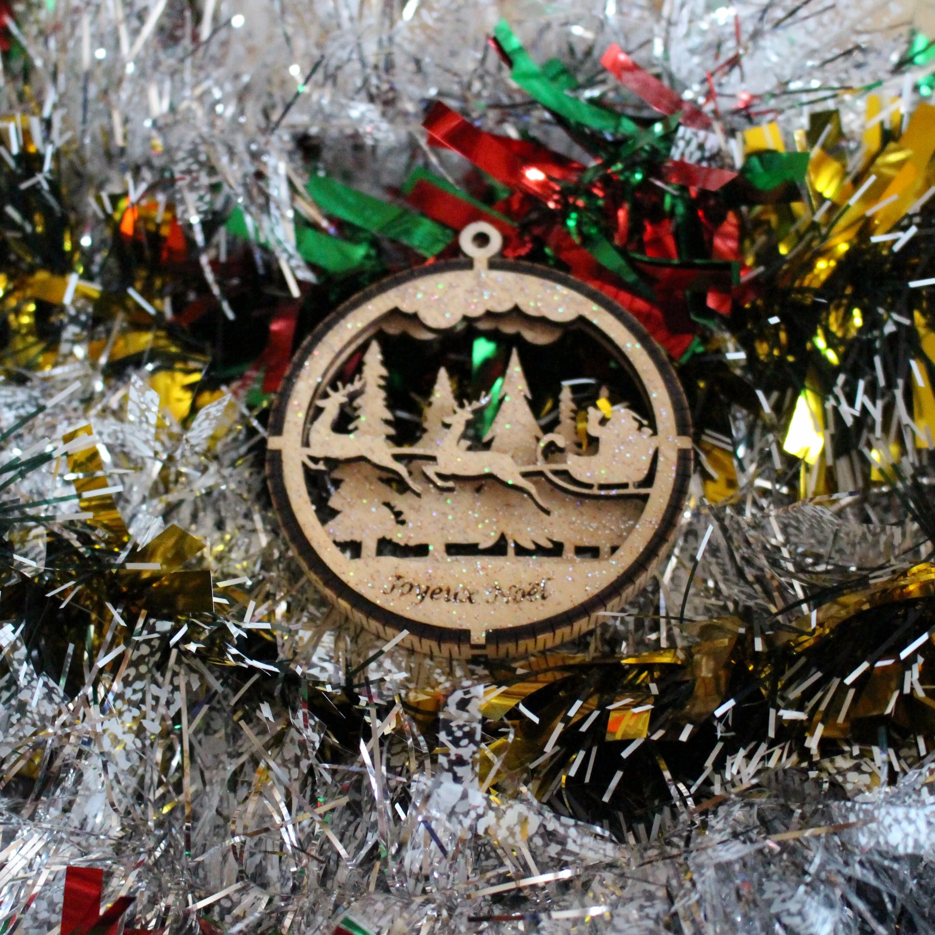 Boule de noël ronde en bois 3D motif père Noël en forêt.