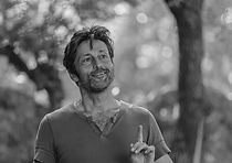 סטפן מחייך.jpg