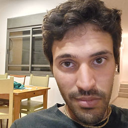 לפני כמה שנים התחלתי לחוות את הקסם של הציפורים ומאז אני שבוי. החוויה של יצירת קשר אינטימי עם הסביבה שאני חי בה ממלאת אותי חיבור, שמחה ילדית ותשוקה לחיים. 