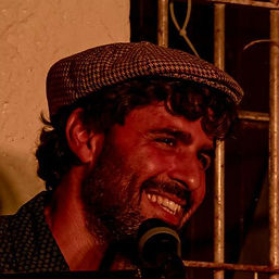 עוסק בתיאטרון ובפלייבק, בהנחיה בכתיבה ובשירה.
ריפוי רגשי דרך תרפיה בדרמה ומשחק.