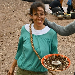 מדריכה ילדים בשהיה בפשטות בטבע כבר 17 שנה. 
שפת הציפורים גורמת לי להרגיש ילדה בעצמי, התפעמות, סקרנות, הרפתקה. 
ברגע אחד נפתח לנו שער לעולם מקביל שמזכיר לנו שאנחנו קטנים במארג גדול.