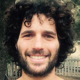 אט אט אני מגלה ומתמסר  יותר לקסמן של בעלות הכנף.
מנסה לשמוע את שאומרות, ונפעם.
שמי יואב, מורה ומדריך ילדים עם הטבע.
יוצא החוצה כל אימת שמתאפשר לי.
אבא לנרקיס ונשוי לסתיוי.