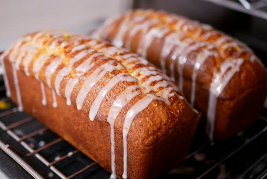 明日12/6は土曜おうちぱん。シュトレンお渡し。オンラインストアでシュトレン、パン販売中。