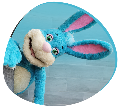 ארנב מציץ עם פס תכלת.png