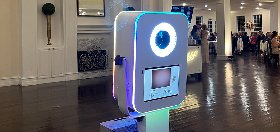 photo booth at wedding