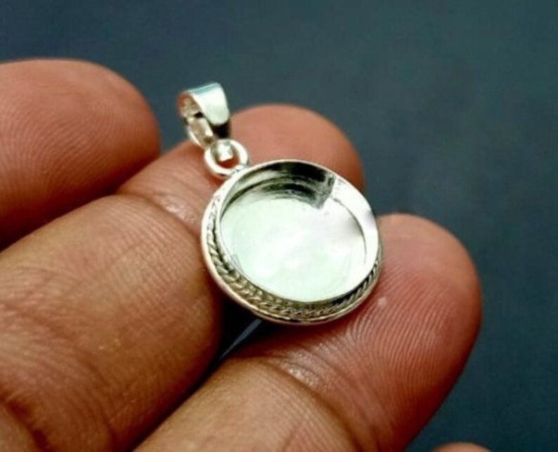 925 Sterling Silver Round Shape Handcrafted Pendant Bezel Setting.
