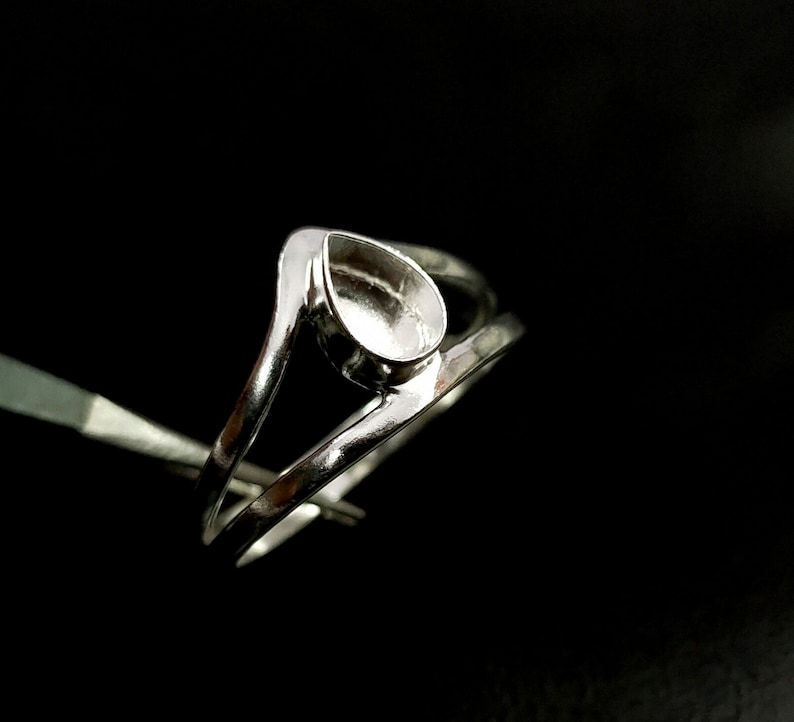 Thumbnail: 925 Sterling Silver Spilt Band Ring Bezel For Pear Shape Gemstones.