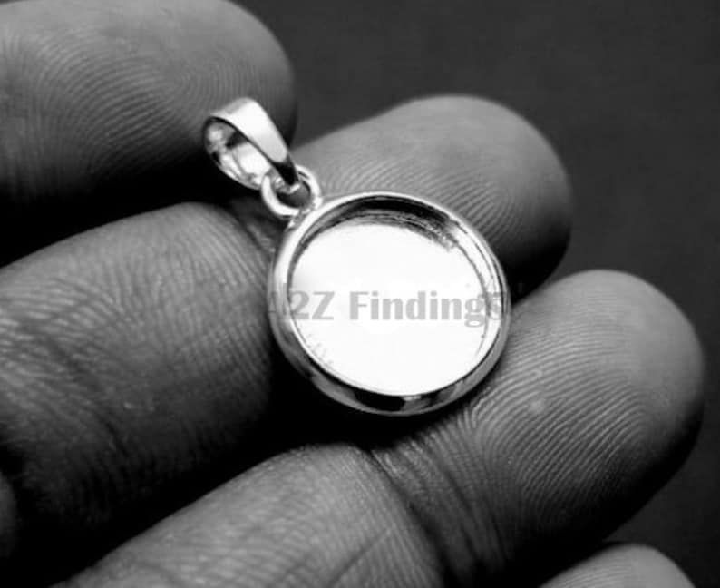 925 Sterling Silver Round Shape Handcrafted Pendant Thick Bezel Setting.