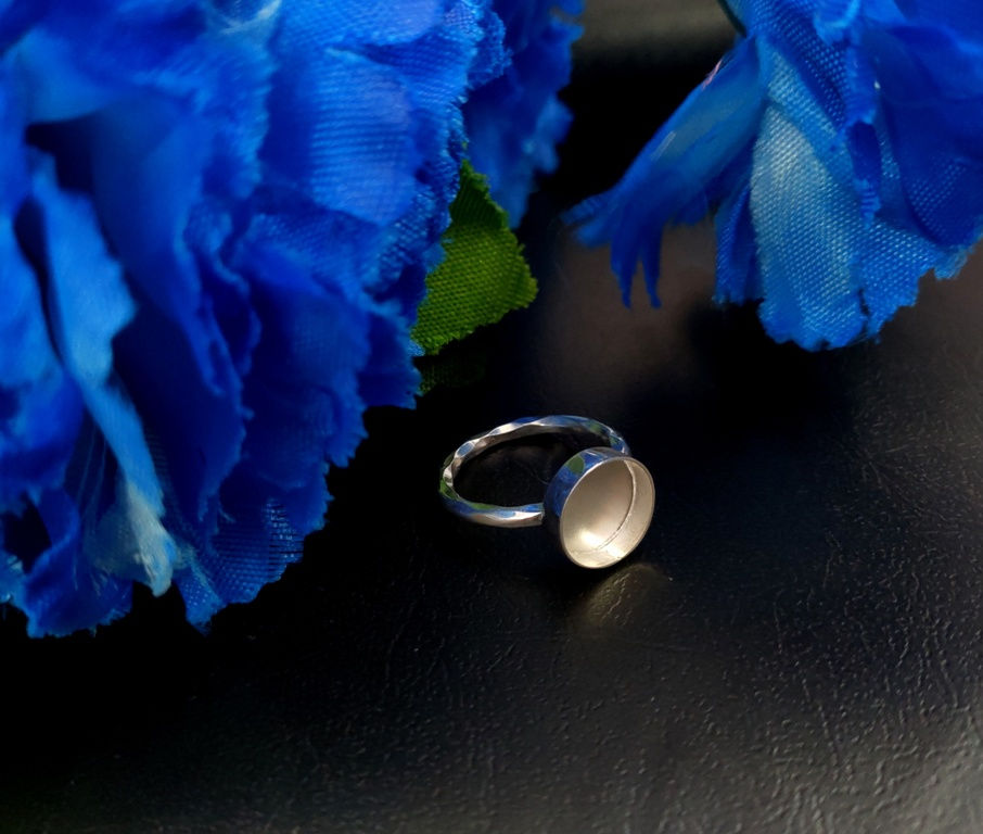 Thumbnail: 925 Sterling Silver Round Shape Ring Bezel Setting With Twisted Band.