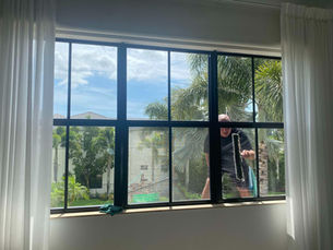 Professional Window Cleaner cleaning windows in South Florida