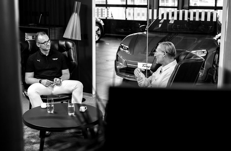 Porsche Taycan Turbo GT v showroome Porsche Slovensko počas nahrávania podcastu Leadership by Porsche