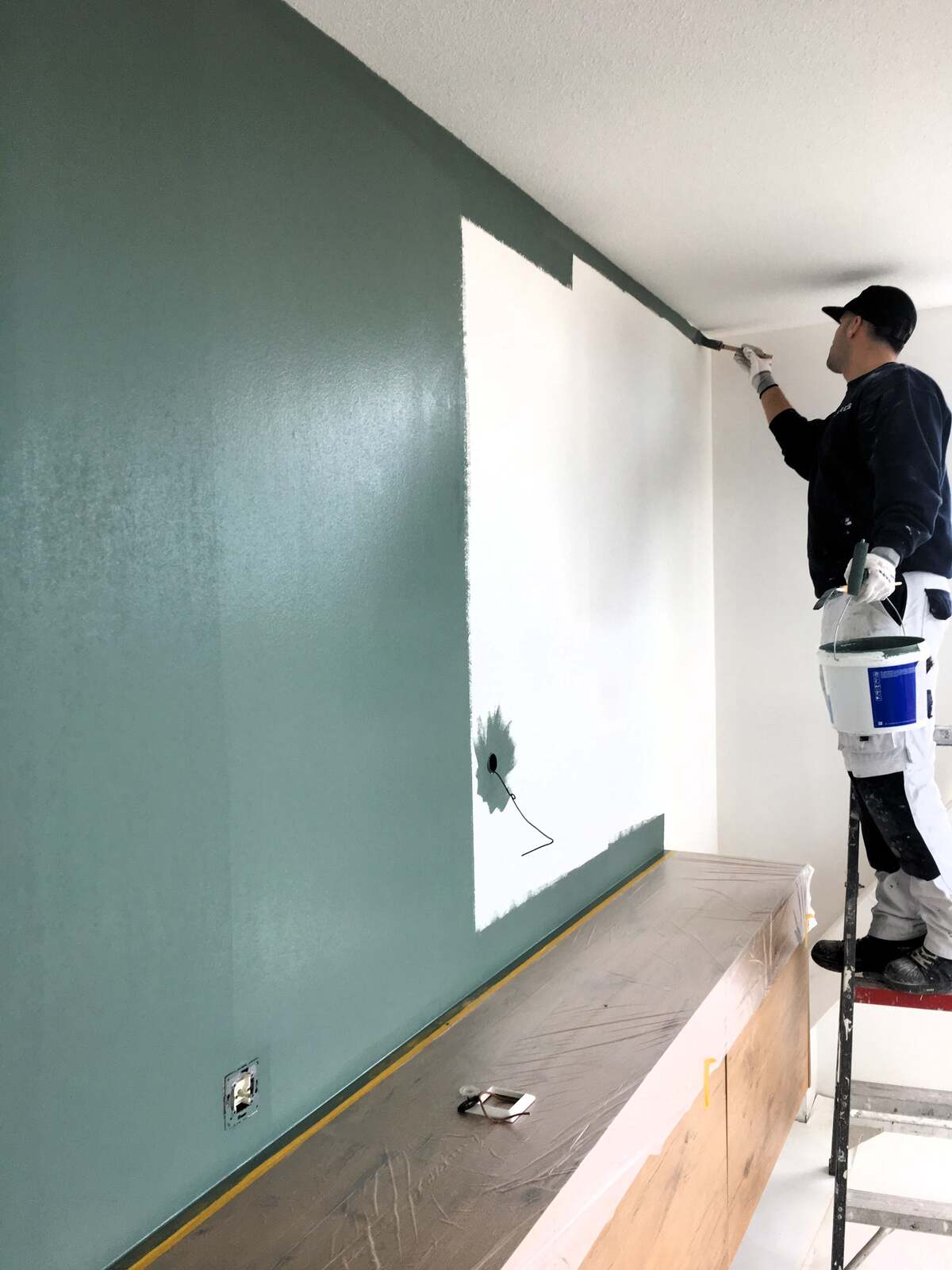 Lares schilder tijdens renovlies afwerking