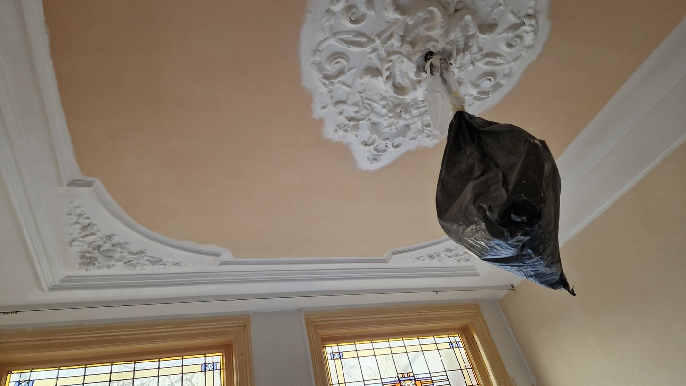 Afwerking van plafond en sierwerk na sauswerk