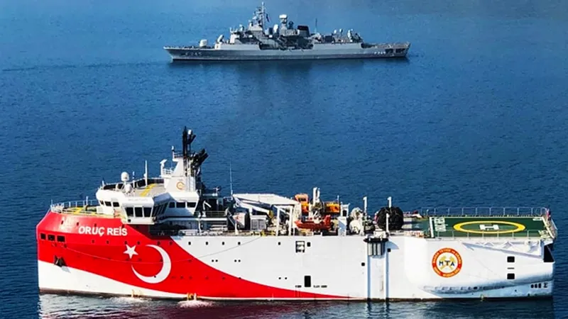 oruc-reis-gemisi-ve-yunan-gemisi