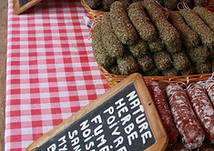 Marché de Pays Egliseneuve d'Entraigues.jpg