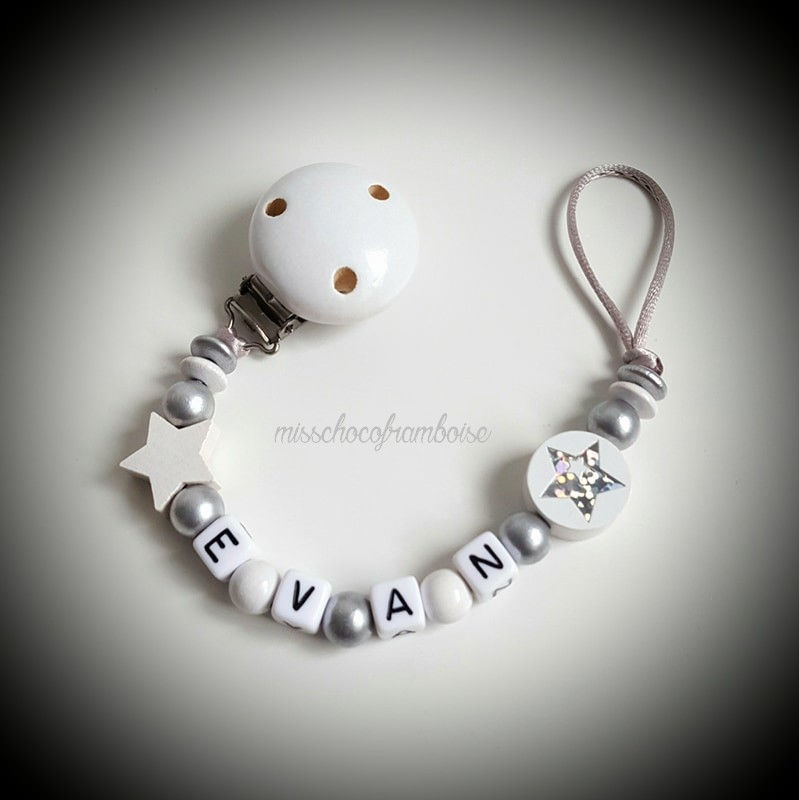 Clip attache tétine personnalisée perles en bois ETOILES