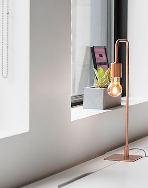 Designertisch und Lampen