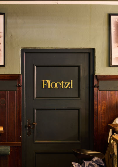 Schriftzüge und 3D-Logo aus Metall für eine Bar in Rosenheim: Projektbild 4 von MetallteQ