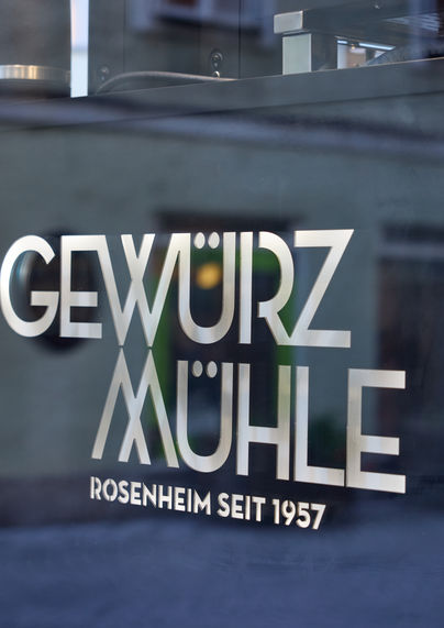 Beleuchtete Küchenrückwand aus Schwarzstahl für eine Gewürzmanufaktur: Projektbild 13 von MetallteQ
