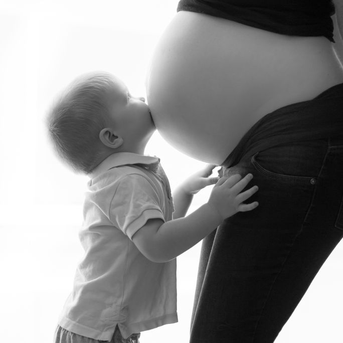 pregnancy photo with young sibling