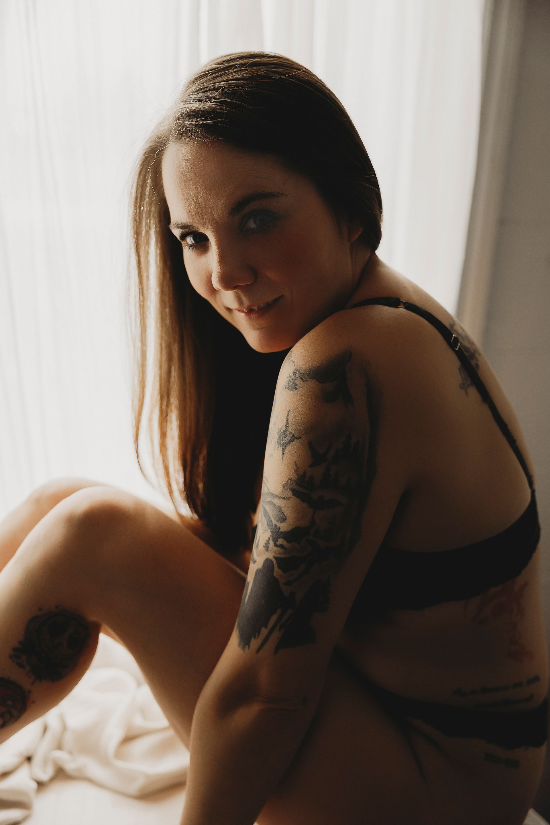 Séance portrait boudoir empowerment artistique à Gatineau Ottawa – Myriam dévoile sa féminité avec assurance dans un cadre intime et élégant.