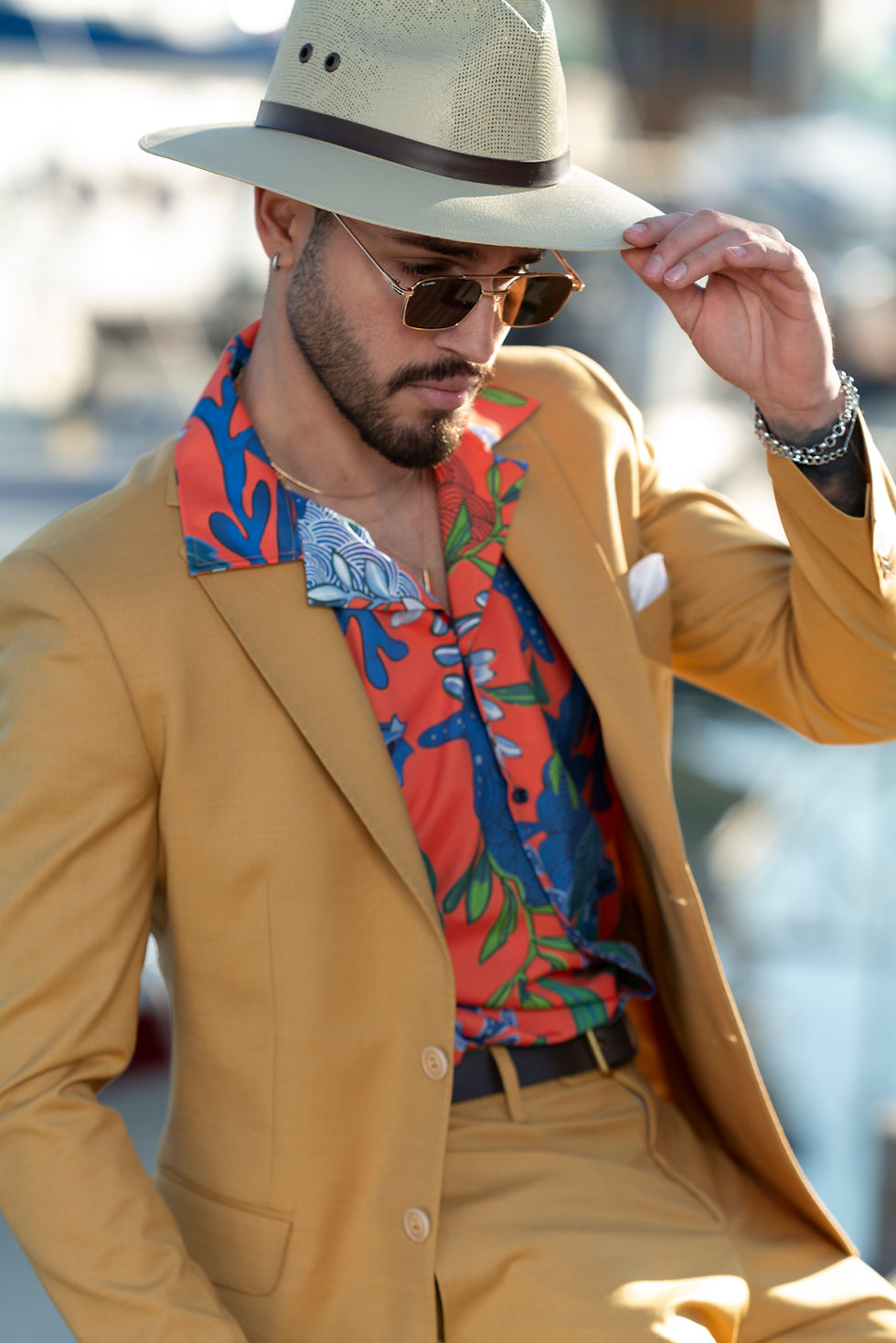 Homme portant un costume de mariage couleur safran avec une chemise multicolore en soie, idéal pour les garçons d'honneur et les témoins.
