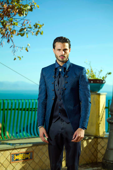 Smoking de mariage bleu nuit scintillant, revers châle et cummerbund, style italien moderne pour soirée chic.